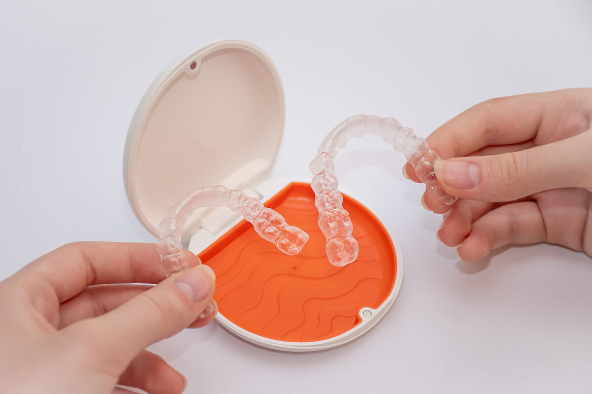 La Contention Invisalign : Le Guide pour Garder Vos Dents Droites